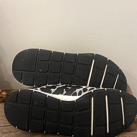 EUC Adidas Swift Run Leopard Print Athletic Tennis Shoes Womens 9 Black Gray - Picture 8 of 8